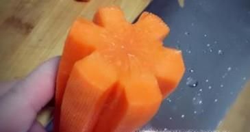 怎样把胡萝卜切成花朵形状，胡萝卜切花片的方法