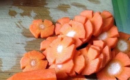 怎样把胡萝卜切成花朵形状，胡萝卜切花片的方法