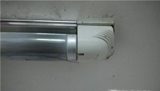 如何更换日光灯管？