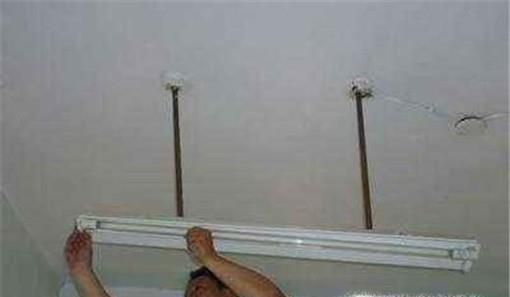 如何更换日光灯管？