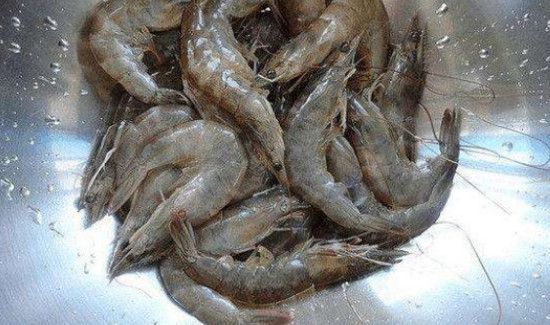 罗氏虾怎样去内脏图解