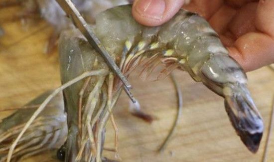 罗氏虾怎样去内脏图解