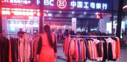 摆地摊卖衣服怎么起步