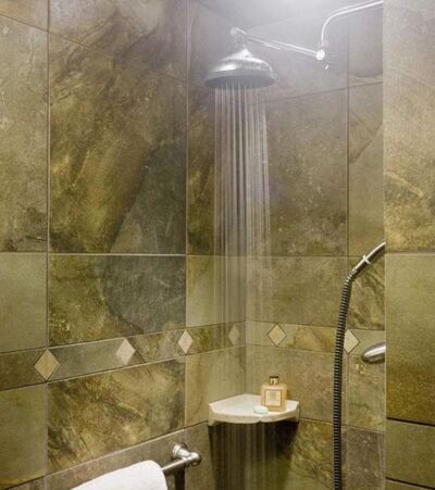 如何在没有熨斗的情况下烫衣服，又快又平整。