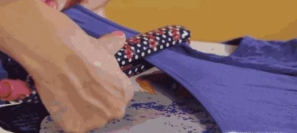 如何在没有熨斗的情况下烫衣服，又快又平整。