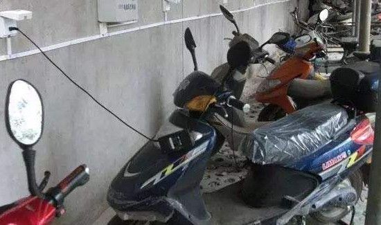 电瓶车充电器一闪一闪怎么回事