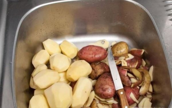 怎样用刀将不规则的土豆切菱形长块