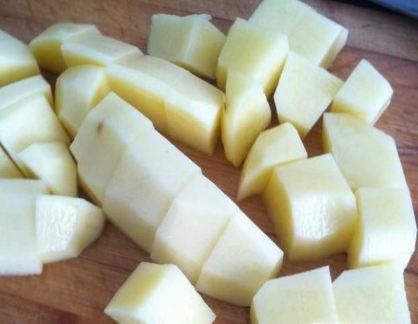 怎样用刀将不规则的土豆切菱形长块