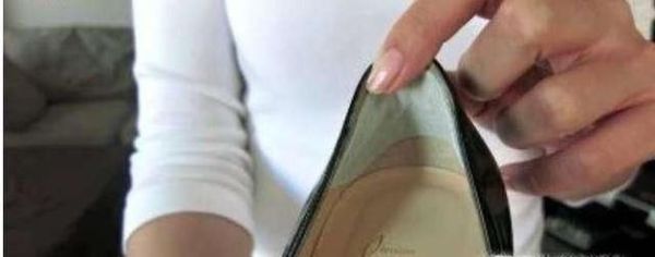 新买的鞋子刚穿上时合脚，越穿越大越变形怎么办