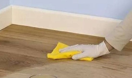 地板砖一擦有腥味怎么办