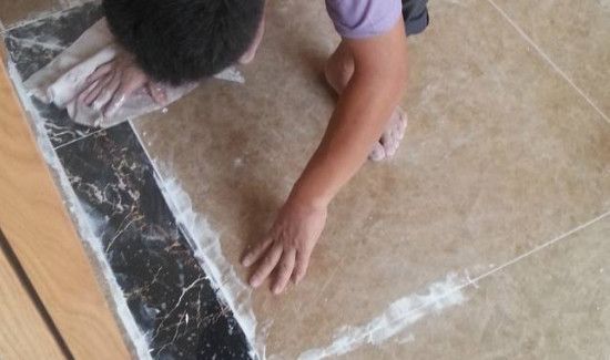 地板砖缝隙大如何处理