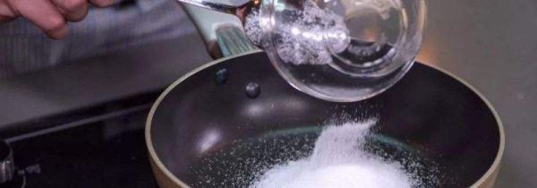 炒焦糖要放水吗