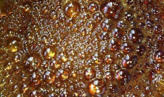 炒焦糖要放水吗