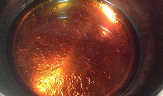 炒焦糖要放水吗