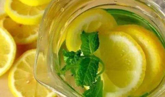 柠檬泡蜂蜜水的功效