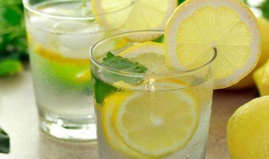 柠檬泡蜂蜜水的功效