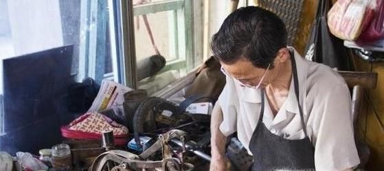 鞋底破损怎样修复