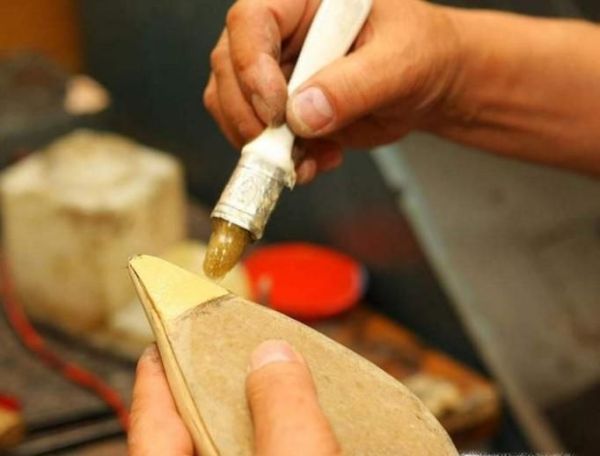 鞋底破损怎样修复