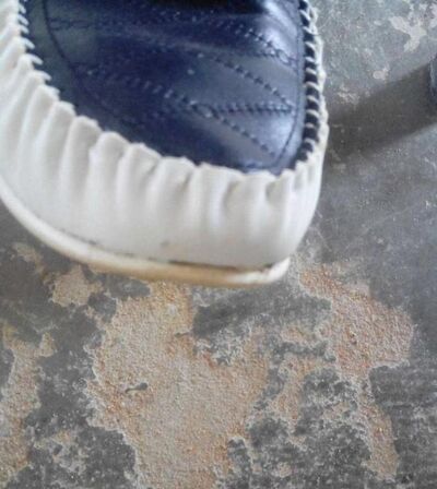 鞋底破损怎样修复
