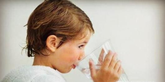 如何判断孩子食物中毒？又该如何进行家庭救治？