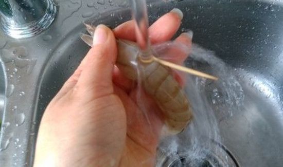 买的活虾怎么处理干净