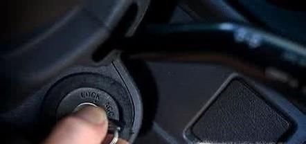 怎样给“电瓶没电”的车“搭电”？