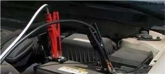 怎样给“电瓶没电”的车“搭电”？