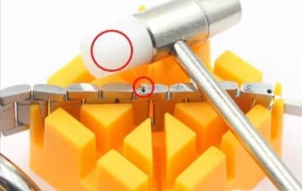 天梭表带怎么拆