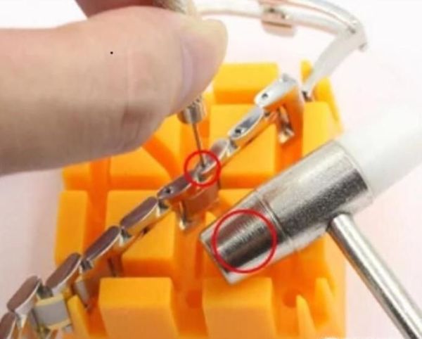 天梭表带怎么拆