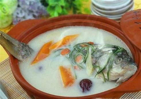 鲫鱼去除内脏和鱼鳃的小窍门（附两种吃法介绍）