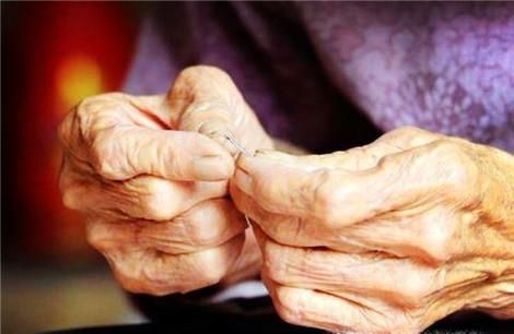 生活小技巧：不用工具如何快速给针穿线