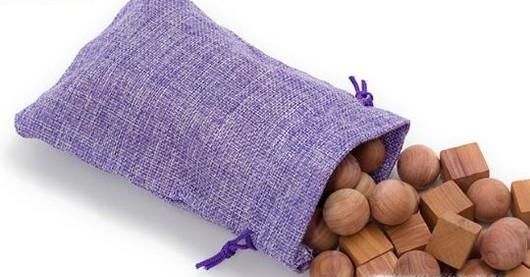 如何正确使用樟脑丸？衣服有樟脑丸味道怎么办？