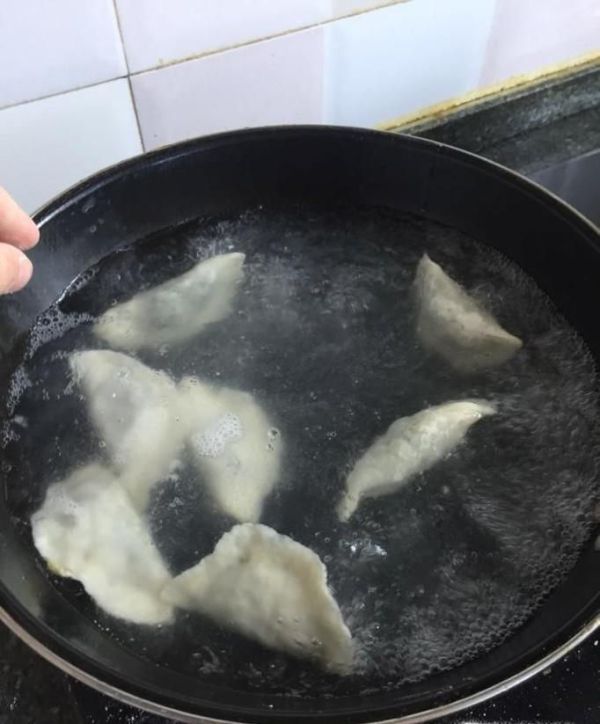 冰冻水饺怎么煎 速冻水饺能直接炸着吃吗?