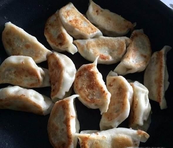 冰冻水饺怎么煎 速冻水饺能直接炸着吃吗?