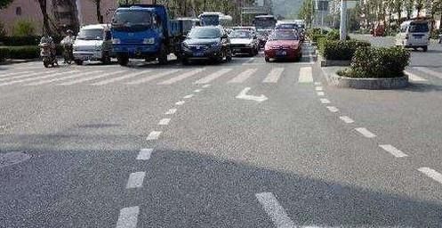 左转弯待转区直线红灯怎么做