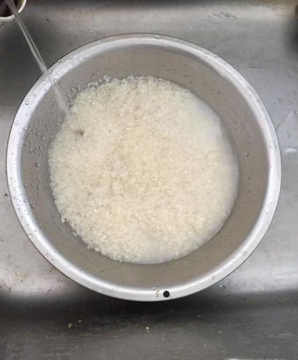 老年人怎样用蒸锅蒸大米饭