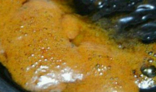 红烧肉炒糖色用水还是油