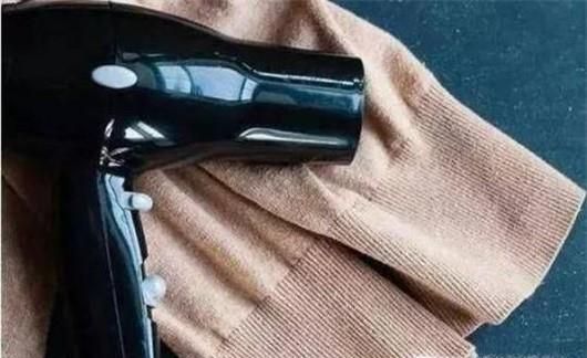 家里没有熨斗想熨衣服怎么办?
