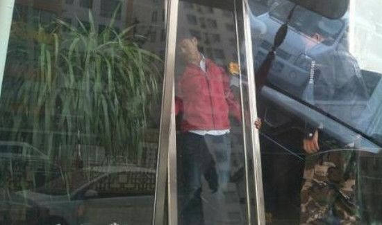 双层玻璃外面一层裂了怎么办