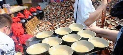 游客排队喝摔碗酒什么意思,喝摔碗酒在哪