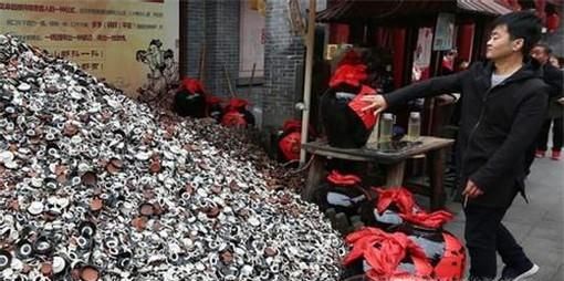 游客排队喝摔碗酒什么意思,喝摔碗酒在哪
