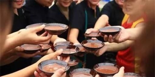 游客排队喝摔碗酒什么意思,喝摔碗酒在哪
