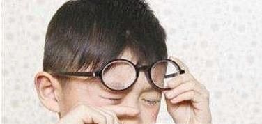 趴桌子上睡觉有危害吗？