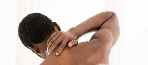 趴桌子上睡觉有危害吗？