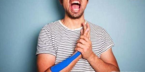 趴桌子上睡觉有危害吗？