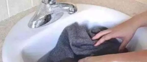 黑裤子洗发白怎么办