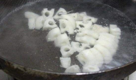 怎样煮藕汤才是白色的