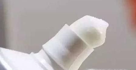 轻松去油渍、洗干净白鞋子的清洗小技巧
