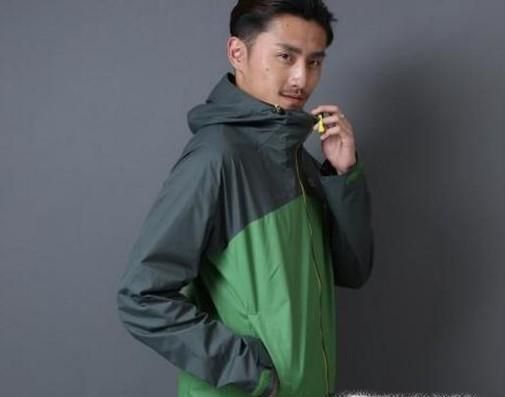 户外运动时什么样的冲锋衣比较好？