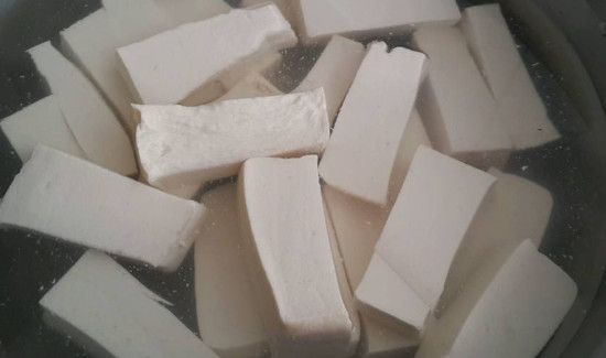 怎么防止豆腐粘锅